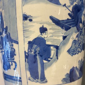 Een fraaie Chinese blauw-witte rouleau vaas met figuratieve panelen, Kangxi — foto 20