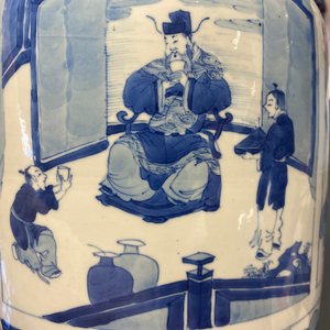 Een fraaie Chinese blauw-witte rouleau vaas met figuratieve panelen, Kangxi — foto 22