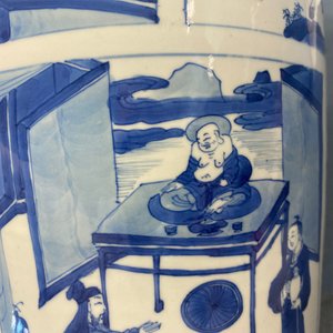 Een fraaie Chinese blauw-witte rouleau vaas met figuratieve panelen, Kangxi — foto 23