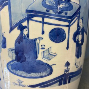 Een fraaie Chinese blauw-witte rouleau vaas met figuratieve panelen, Kangxi — foto 24