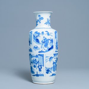 Een fraaie Chinese blauw-witte rouleau vaas met figuratieve panelen, Kangxi — foto 4