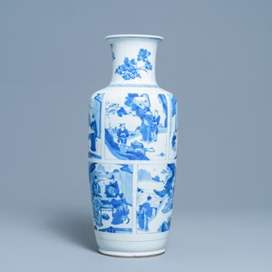 Een fraaie Chinese blauw-witte rouleau vaas met figuratieve panelen, Kangxi — foto 6