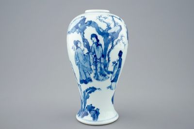 Een fraaie Chinese blauw-witte vaas, Kangxi