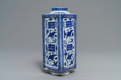 Een fraaie Chinese blauwwitte cong vaas met kraanvogels en trigrammen, Jiajing/Wanli
