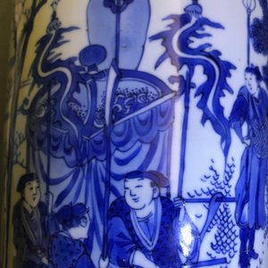 Een fraaie Chinese blauwwitte rouleau vaas met figuratief decor rondom, Transitie periode — foto 11