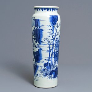 Een fraaie Chinese blauwwitte rouleau vaas met figuratief decor rondom, Transitie periode — foto 2