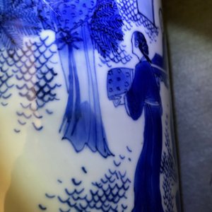 Een fraaie Chinese blauwwitte rouleau vaas met figuratief decor rondom, Transitie periode — foto 21