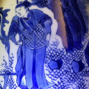 Een fraaie Chinese blauwwitte rouleau vaas met figuratief decor rondom, Transitie periode — foto 24