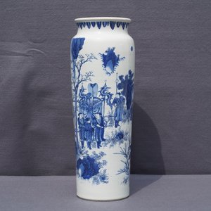 Een fraaie Chinese blauwwitte rouleau vaas met figuratief decor rondom, Transitie periode — foto 31