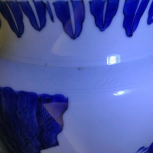 Een fraaie Chinese blauwwitte rouleau vaas met figuratief decor rondom, Transitie periode — foto 7