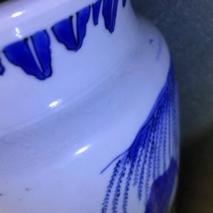 Een fraaie Chinese blauwwitte rouleau vaas met figuratief decor rondom, Transitie periode — foto 9