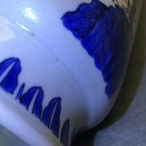 Een fraaie Chinese blauwwitte rouleau vaas met figuratief decor rondom, Transitie periode — foto 10
