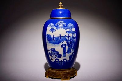 Een fraaie Chinese bleu poudré dekselpot met bronsmontuur, 19e eeuw
