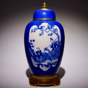 Een fraaie Chinese bleu poudré dekselpot met bronsmontuur, 19e eeuw — foto 3