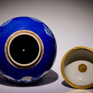 Een fraaie Chinese bleu poudré dekselpot met bronsmontuur, 19e eeuw — foto 4