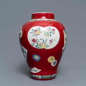 Een fraaie Chinese famille rose balustervaas met robijnrode fondkleur, Yongzheng — foto 1