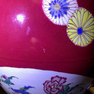 Een fraaie Chinese famille rose balustervaas met robijnrode fondkleur, Yongzheng — foto 16