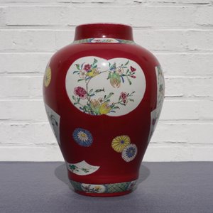 Een fraaie Chinese famille rose balustervaas met robijnrode fondkleur, Yongzheng — foto 7