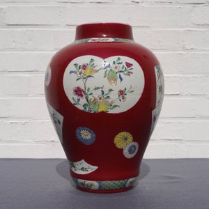 Een fraaie Chinese famille rose balustervaas met robijnrode fondkleur, Yongzheng — foto 9