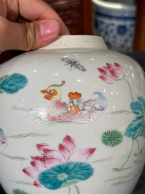 Een fraaie Chinese famille rose gemberpot met mandarijneenden en lotussen, Yongzheng — foto 6
