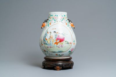 Een fraaie Chinese famille rose 'hu' vaas met onsterfelijken, Qianlong merk, ca. 1900