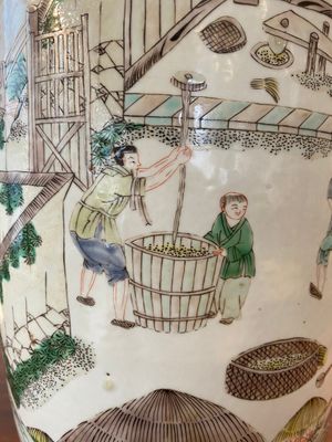 Een fraaie Chinese famille verte rouleau vaas met decor van de rijstproductie, 19e eeuw — foto 5