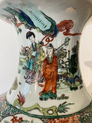 Een fraaie Chinese famille verte rouleau vaas met verhalend decor, 19e eeuw — foto 5