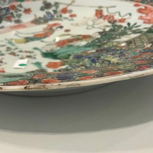 Een fraaie Chinese famille verte schotel met dames in een tuin, Kangxi — foto 4
