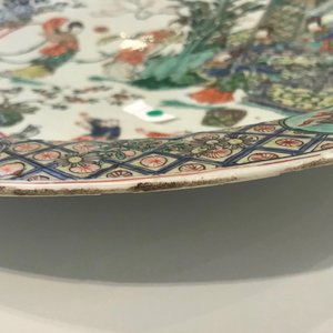 Een fraaie Chinese famille verte schotel met dames in een tuin, Kangxi — foto 5