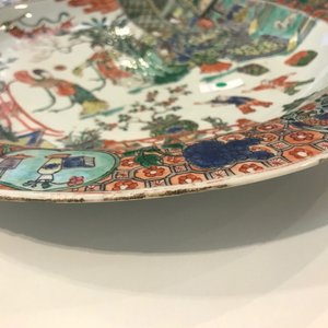 Een fraaie Chinese famille verte schotel met dames in een tuin, Kangxi — foto 6