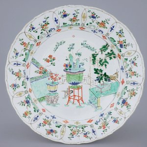 Een fraaie Chinese famille verte schotel met decor van een bloementuin, Kangxi — foto 1