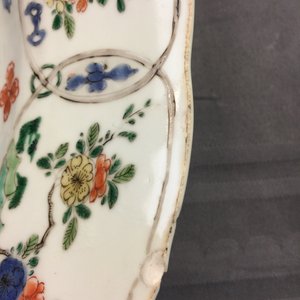 Een fraaie Chinese famille verte schotel met decor van een bloementuin, Kangxi — foto 3