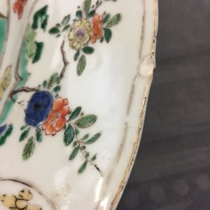 Een fraaie Chinese famille verte schotel met decor van een bloementuin, Kangxi — foto 4
