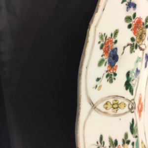 Een fraaie Chinese famille verte schotel met decor van een bloementuin, Kangxi — foto 5
