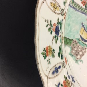Een fraaie Chinese famille verte schotel met decor van een bloementuin, Kangxi — foto 6
