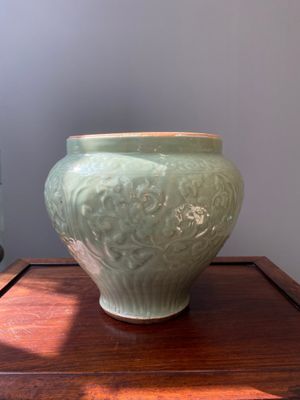 Een fraaie Chinese Longquan celadon vaas met floraal decor, Ming — foto 1