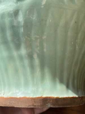 Een fraaie Chinese Longquan celadon vaas met floraal decor, Ming — foto 16