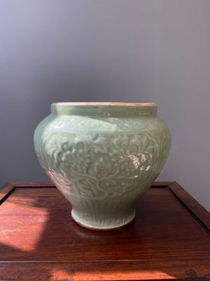 Een fraaie Chinese Longquan celadon vaas met floraal decor, Ming — foto 2