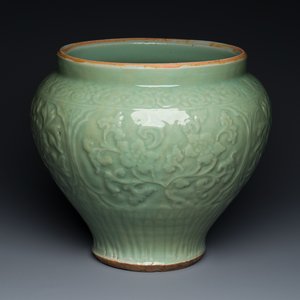 Een fraaie Chinese Longquan celadon vaas met floraal decor, Ming — foto 1