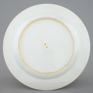 Een fraaie Chinese schotel voor de Engelse markt met het wapen van Mertins en Peck, Yongzheng, 1723-1735 — foto 2