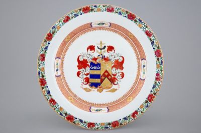 Een fraaie Chinese schotel voor de Engelse markt met het wapen van Mertins en Peck, Yongzheng, 1723-1735