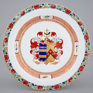 Een fraaie Chinese schotel voor de Engelse markt met het wapen van Mertins en Peck, Yongzheng, 1723-1735 — foto 1