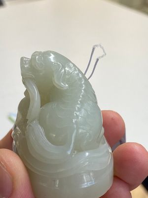 Een fraaie Chinese witte jade dekselvaas met boeddhistische leeuwen, Qing — foto 12