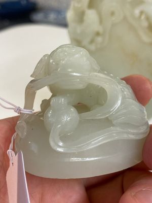 Een fraaie Chinese witte jade dekselvaas met boeddhistische leeuwen, Qing — foto 6