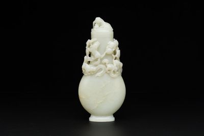 Een fraaie Chinese witte jade dekselvaas met boeddhistische leeuwen, Qing