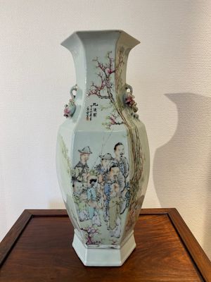 Een fraaie Chinese zeshoekige qianjiang cai vaas, gesigneerd Ma Qingyun 馬慶雲, gedateerd 1917 — foto 1