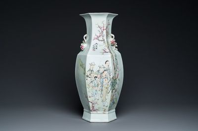 Een fraaie Chinese zeshoekige qianjiang cai vaas, gesigneerd Ma Qingyun 馬慶雲, gedateerd 1917