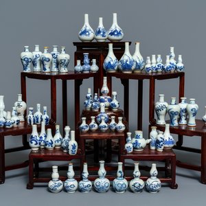 Een fraaie collectie van 66 Chinese blauwwitte miniatuur vaasjes, Kangxi — foto 1