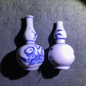 Een fraaie collectie van 66 Chinese blauwwitte miniatuur vaasjes, Kangxi — foto 11