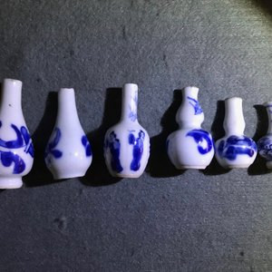 Een fraaie collectie van 66 Chinese blauwwitte miniatuur vaasjes, Kangxi — foto 13